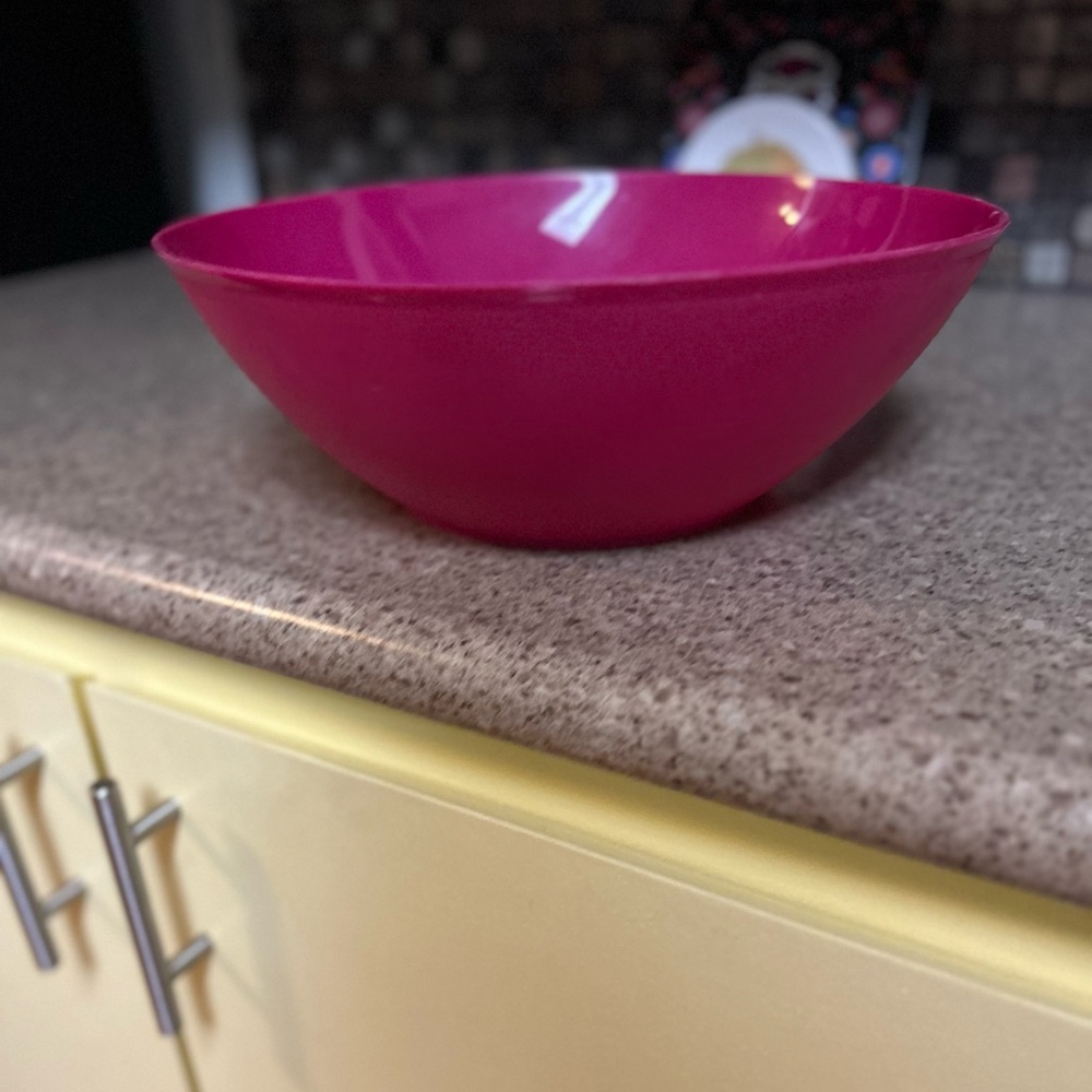 12” Round, Vibrant Pink Plastic Bowl
